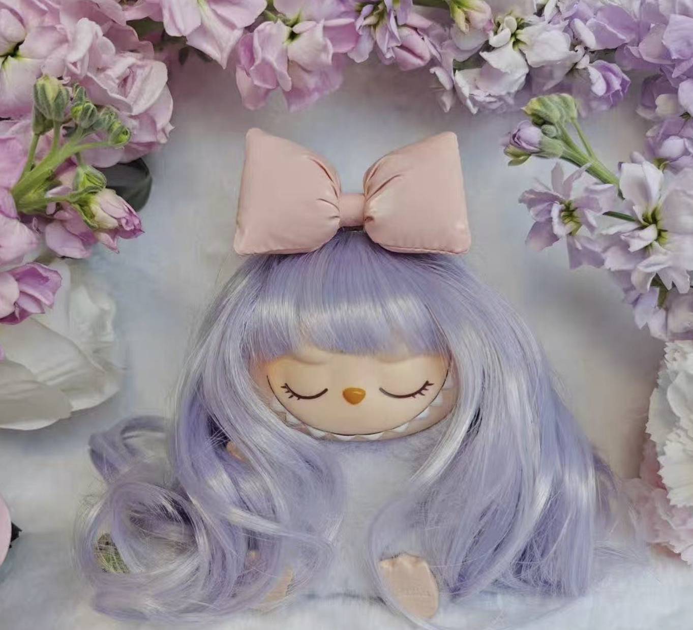 Perruque Lilas Rêveuse avec Nœud Rose pour Poupée Sweet Bean